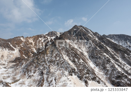 残雪の栃木県那須山登山道から見た4月の風景 125333847