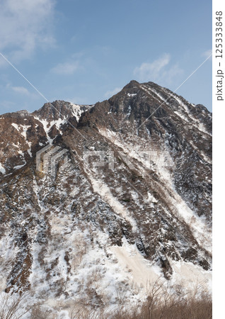 残雪の栃木県那須山登山道から見た4月の風景 残雪の栃木県那須山登山道から見た4月の風景 125333848