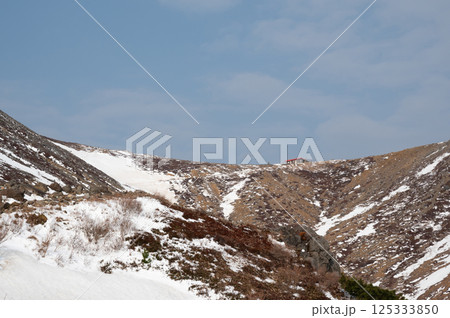 残雪の栃木県那須山登山道から見た4月の風景 125333850