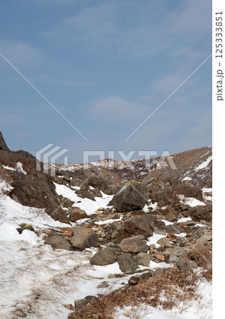 残雪の栃木県那須山登山道から見た4月の風景 残雪の栃木県那須山登山道から見た4月の風景 125333851