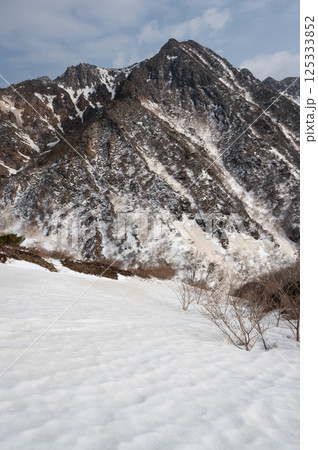 残雪の栃木県那須山登山道から見た4月の風 残雪の栃木県那須山登山道から見た4月の風 125333852