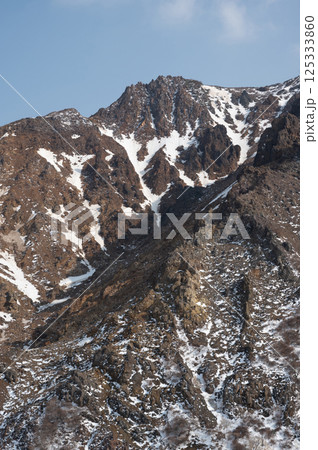 残雪の栃木県那須山登山道から見た4月の風景 残雪の栃木県那須山登山道から見た4月の風景 125333860