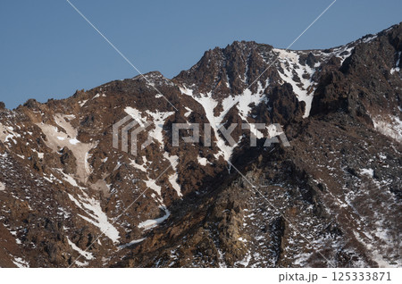 残雪の栃木県那須山登山道から見た4月の風景 125333871