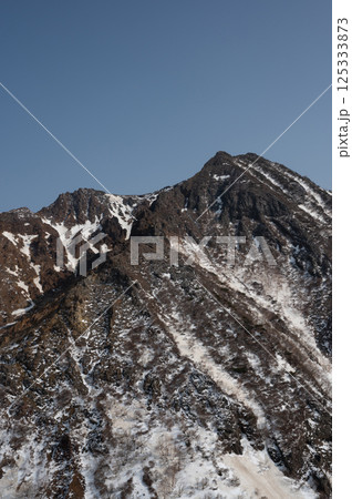 残雪の栃木県那須山登山道から見た4月の風景 残雪の栃木県那須山登山道から見た4月の風景 125333873