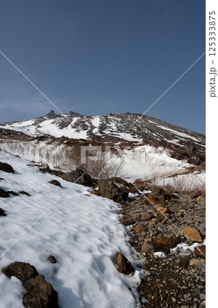 残雪の栃木県那須山登山道から見た4月の風景 残雪の栃木県那須山登山道から見た4月の風景 125333875