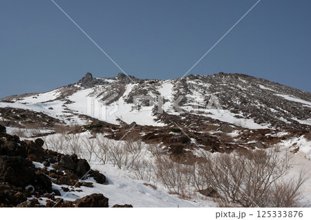 残雪の栃木県那須山登山道から見た4月の風景 残雪の栃木県那須山登山道から見た4月の風景 125333876