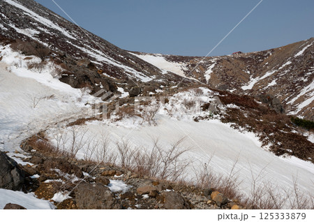 残雪の栃木県那須山登山道から見た4月の風景 125333879
