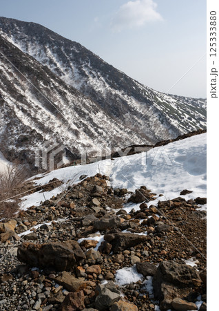 残雪の栃木県那須山登山道から見た4月の風景 残雪の栃木県那須山登山道から見た4月の風景 125333880