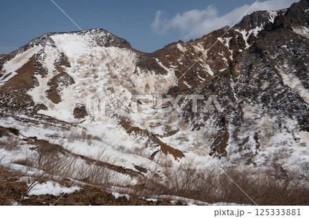 残雪の栃木県那須山登山道から見た4月の風景 125333881