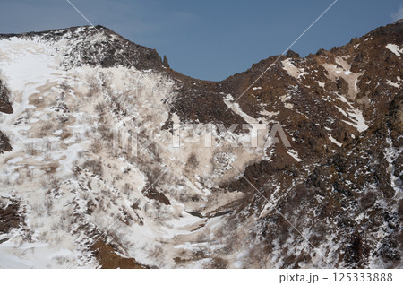 残雪の栃木県那須山登山道から見た4月の風景 残雪の栃木県那須山登山道から見た4月の風景 125333888