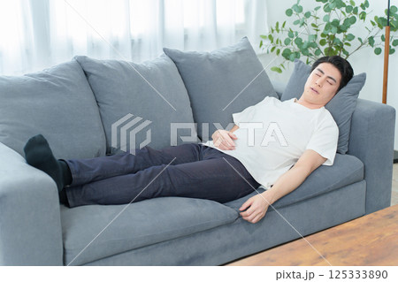 ソファで昼寝をする男性 125333890