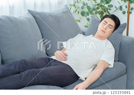 ソファで昼寝をする男性 125333891