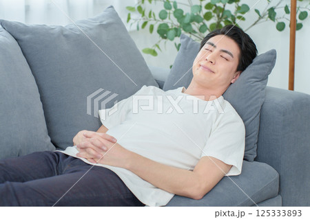 ソファで昼寝をする男性 ソファで昼寝をする男性 125333893