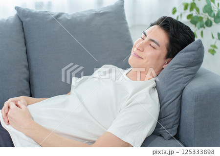 ソファで昼寝をする男性 125333898