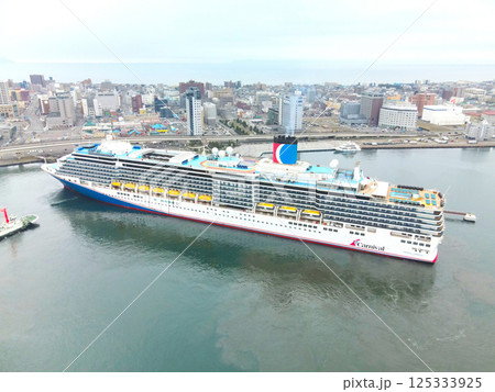 春の北海道函館市で函館港に寄港するクルーズ船カーニバル・ルミノーザ号の風景を空撮 125333925