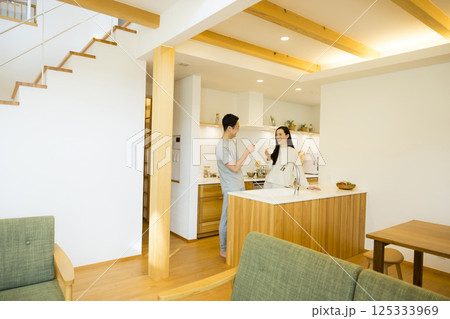 キッチンに立つ夫婦 125333969
