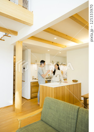 キッチンに立つ夫婦 125333970