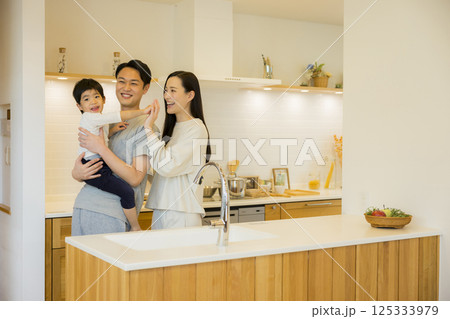 キッチンに立つ夫婦 キッチンに立つ夫婦 125333979