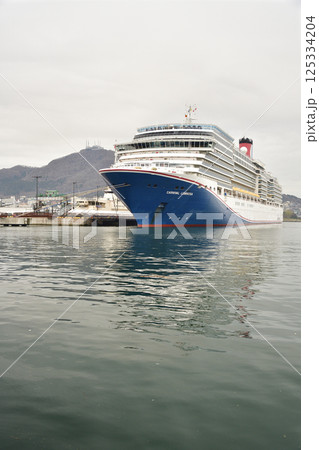 春の北海道函館市で函館港に寄港するクルーズ船カーニバル・ルミノーザ号の風景を撮影 125334204