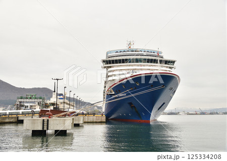 春の北海道函館市で函館港に寄港するクルーズ船カーニバル・ルミノーザ号の風景を撮影 125334208