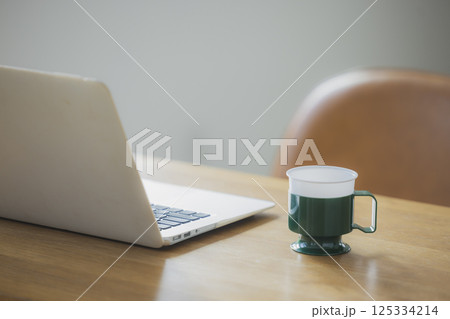 パソコンを操作するビジネスウーマン パソコンを操作するビジネスウーマン 125334214