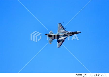 首都防空の要『百里基地』の上空を高機動飛行するF-2ジェット戦闘機 首都防空の要『百里基地』の上空を高機動飛行するF-2ジェット戦闘機 125334220