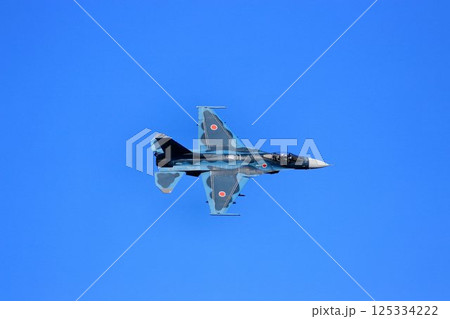 首都防空の要『百里基地』の上空を高機動飛行するF-2ジェット戦闘機 125334222
