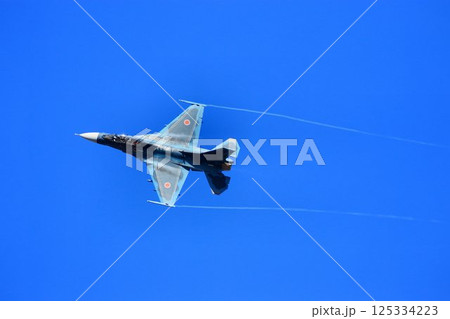 首都防空の要『百里基地』の上空を高機動飛行するF-2ジェット戦闘機 125334223