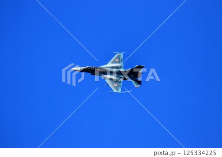 首都防空の要『百里基地』の上空を高機動飛行するF-2ジェット戦闘機 125334225