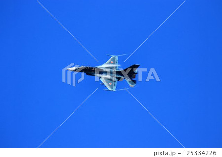 首都防空の要『百里基地』の上空を高機動飛行するF-2ジェット戦闘機 125334226