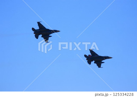 首都防空の要『百里基地』の上空を高機動飛行するF-2ジェット戦闘機 125334228