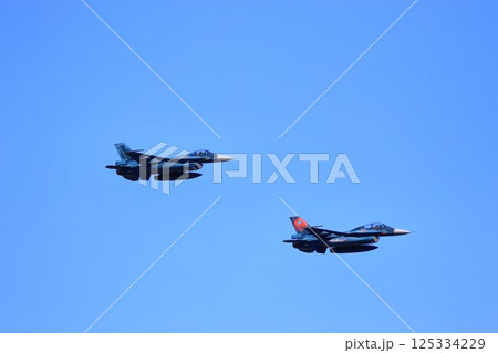 首都防空の要『百里基地』の上空を高機動飛行するF-2ジェット戦闘機 125334229