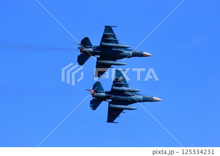 首都防空の要『百里基地』の上空を高機動飛行するF-2ジェット戦闘機 125334231