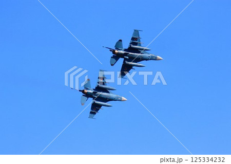 首都防空の要『百里基地』の上空を高機動飛行するF-2ジェット戦闘機 125334232
