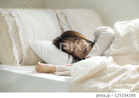 ベッドで眠る若い女性 ベッドで眠る若い女性 125334298