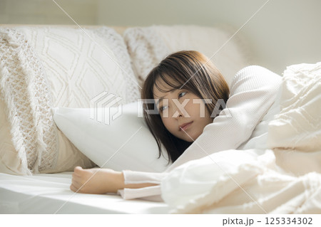 ベッドで眠る若い女性 125334302