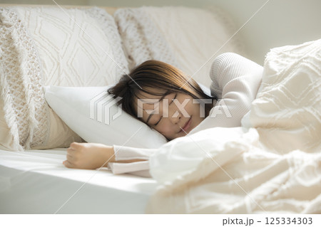 ベッドで眠る若い女性 ベッドで眠る若い女性 125334303