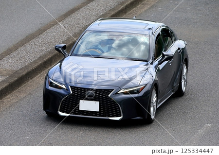 走行中のセダン イメージ 走行中のセダン イメージ 125334447