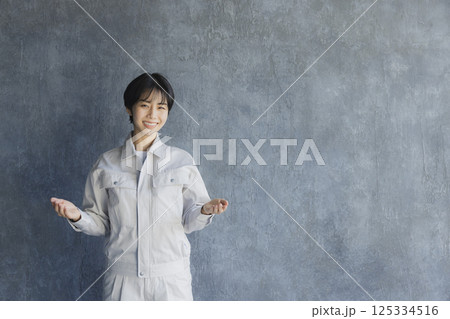 作業着を着た笑顔の女性 125334516