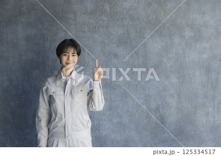 作業着を着た笑顔の女性 作業着を着た笑顔の女性 125334517