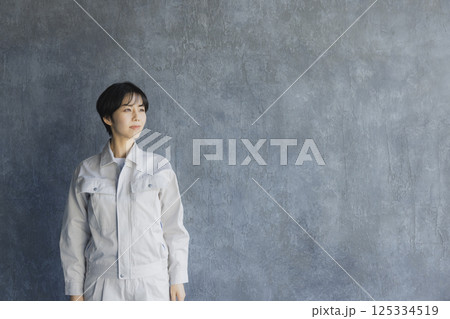 作業着を着た笑顔の女性 作業着を着た笑顔の女性 125334519
