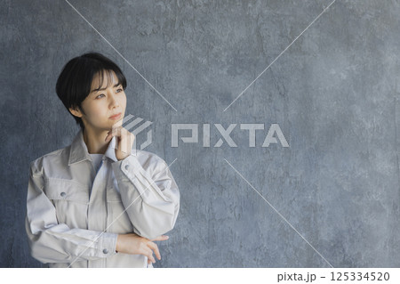作業着を着た笑顔の女性 作業着を着た笑顔の女性 125334520