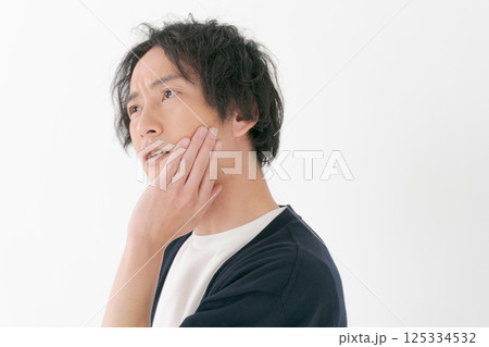 考える表情の男性 考える表情の男性 125334532
