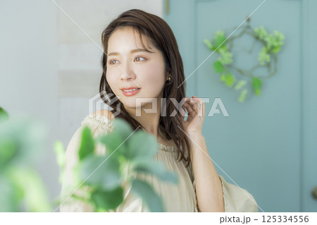 緑のドアの前の若い女性 緑のドアの前の若い女性 125334556