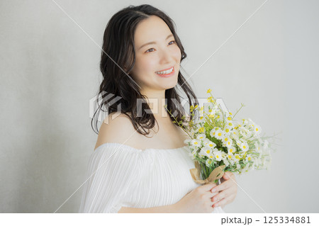 ウェディングドレスを着た若い女性 125334881