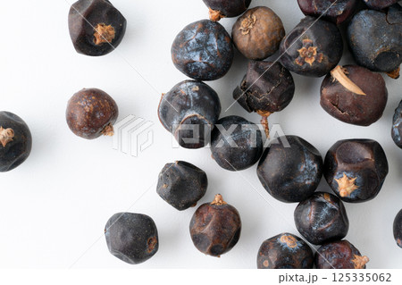 ジュニパーベリーのクローズアップ 125335062