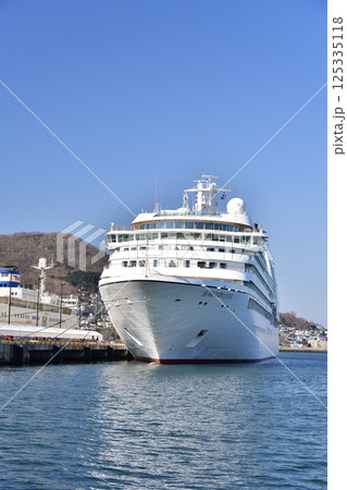 春の北海道函館市で函館港に寄港するクルーズ船シーボーンクエスト号の風景を撮影 春の北海道函館市で函館港に寄港するクルーズ船シーボーンクエスト号の風景を撮影 125335118