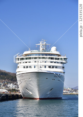 春の北海道函館市で函館港に寄港するクルーズ船シーボーンクエスト号の風景を撮影 春の北海道函館市で函館港に寄港するクルーズ船シーボーンクエスト号の風景を撮影 125335120