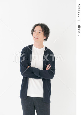 微笑む30代男性 125335585