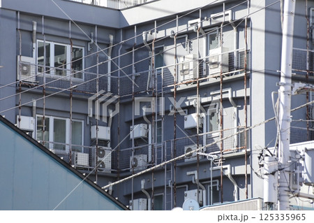 多くの室外機が並ぶビルの壁面 125335965